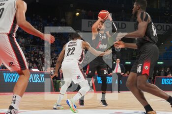 2022-02-19 - Kyle Weems (Virtus Segafredo Bologna) thwarted by Jamarr Sanders (Bertram Derthona Basket)  - FINAL EIGHT - SEMIFINALS - BERTRAM DERTHONA TORTONA VS VIRTUS SEGAFREDO BOLOGNA - ITALIAN CUP - BASKETBALL