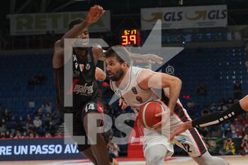 2022-02-19 - Ariel Filloy (Bertram Derthona Basket) thwarted by Mouhammadou Jaiteh (Virtus Segafredo Bologna)  - FINAL EIGHT - SEMIFINALS - BERTRAM DERTHONA TORTONA VS VIRTUS SEGAFREDO BOLOGNA - ITALIAN CUP - BASKETBALL