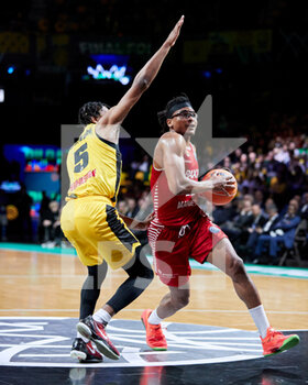 06/05/2022 - China Moneke of BAXI Manresa competes for the ball with Justin Simon of MHP Riesen Ludwigsburg during the Basketball Champions League, Final Four, semi-final basketball match between MHP Riesen Ludwigsburg and BAXI Manresa on May 6, 2022 at Bilbao Arena in Bilbao, Spain - MHP RIESEN LUDWIGSBURG VS BAXI MANRESA - CHAMPIONS LEAGUE - BASKET