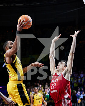 06/05/2022 - Juampi Vaulet of BAXI Manresa competes for the ball with Tekele Cotton of MHP Riesen Ludwigsburg during the Basketball Champions League, Final Four, semi-final basketball match between MHP Riesen Ludwigsburg and BAXI Manresa on May 6, 2022 at Bilbao Arena in Bilbao, Spain - MHP RIESEN LUDWIGSBURG VS BAXI MANRESA - CHAMPIONS LEAGUE - BASKET
