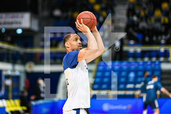 2022-01-19 - Vince Hunter of Metropolitans 92 warms up during the 7DAYS EuroCup basketball match between Metropolitans 92 (Boulogne-Levallois) and Turk Telekom SK (Ankara) on January 19, 2022 at Palais des Sports Marcel Cerdan in Levallois-Perret, France - METROPOLITANS 92 (BOULOGNE-LEVALLOIS) VS TURK TELEKOM SK (ANKARA) - EUROCUP - BASKETBALL