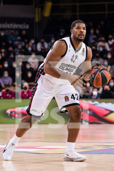 2022-01-11 - Kyle Hines of AX Armani Exchange Milan during the Turkish Airlines EuroLeague basketball match between FC Barcelona and AX Armani Exchange Milan on January 11, 2022 at Palau Blaugrana in Barcelona, Spain - FC BARCELONA VS AX ARMANI EXCHANGE MILAN - EUROLEAGUE - BASKETBALL
