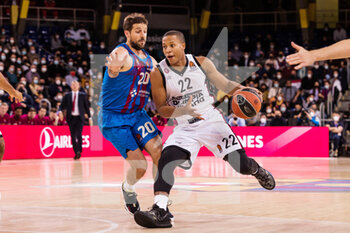 2022-01-11 - Devon Hall of AX Armani Exchange Milan in action against Nico Laprovittola of FC Barcelona during the Turkish Airlines EuroLeague basketball match between FC Barcelona and AX Armani Exchange Milan on January 11, 2022 at Palau Blaugrana in Barcelona, Spain - FC BARCELONA VS AX ARMANI EXCHANGE MILAN - EUROLEAGUE - BASKETBALL