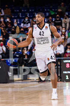 2022-01-11 - Kyle Hines of AX Armani Exchange Milan during the Turkish Airlines EuroLeague basketball match between FC Barcelona and AX Armani Exchange Milan on January 11, 2022 at Palau Blaugrana in Barcelona, Spain - FC BARCELONA VS AX ARMANI EXCHANGE MILAN - EUROLEAGUE - BASKETBALL