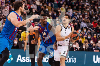 2022-01-11 - Trey Kell of AX Armani Exchange Milan and Nigel Hayes-Davis of FC Barcelona during the Turkish Airlines EuroLeague basketball match between FC Barcelona and AX Armani Exchange Milan on January 11, 2022 at Palau Blaugrana in Barcelona, Spain - FC BARCELONA VS AX ARMANI EXCHANGE MILAN - EUROLEAGUE - BASKETBALL