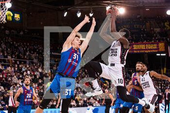 2022-01-11 - Jerian Grant of AX Armani Exchange Milan in action against Rokas Jokubaitis of FC Barcelona during the Turkish Airlines EuroLeague basketball match between FC Barcelona and AX Armani Exchange Milan on January 11, 2022 at Palau Blaugrana in Barcelona, Spain - FC BARCELONA VS AX ARMANI EXCHANGE MILAN - EUROLEAGUE - BASKETBALL