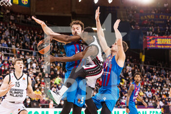 2022-01-11 - Jerian Grant of AX Armani Exchange Milan in action against Serta Sanli and Sergi Martinez of FC Barcelona during the Turkish Airlines EuroLeague basketball match between FC Barcelona and AX Armani Exchange Milan on January 11, 2022 at Palau Blaugrana in Barcelona, Spain - FC BARCELONA VS AX ARMANI EXCHANGE MILAN - EUROLEAGUE - BASKETBALL