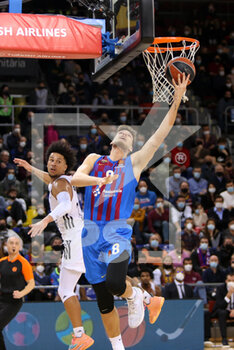 2022-01-27 - Sergi Martinez of FC Barcelona and Matthew Strazel of ASVEL during the Turkish Airlines EuroLeague basketball match between FC Barcelona and LDLC ASVEL on January 27, 2022 at Palau Blaugrana in Barcelona, Spain - FC BARCELONA VS LDLC ASVEL - EUROLEAGUE - BASKETBALL