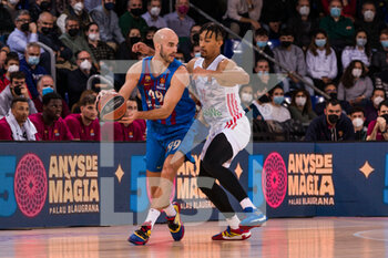 2022-02-01 - Nick Calathes of FC Barcelona in action against Jason George of Bayern Munich during the Turkish Airlines EuroLeague basketball match between FC Barcelona and FC Bayern Munich on February 1, 2022 at Palau Blaugrana in Barcelona, Spain - FC BARCELONA VS FC BAYERN MUNICH - EUROLEAGUE - BASKETBALL