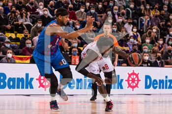 2022-02-01 - Othello Hunter of Bayern Munich in action against Brandon Davies of FC Barcelona during the Turkish Airlines EuroLeague basketball match between FC Barcelona and FC Bayern Munich on February 1, 2022 at Palau Blaugrana in Barcelona, Spain - FC BARCELONA VS FC BAYERN MUNICH - EUROLEAGUE - BASKETBALL
