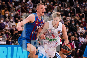 2022-02-01 - Ognjen Jaramaz of Bayern Munich in action with Rolands Smits of FC Barcelona during the Turkish Airlines EuroLeague basketball match between FC Barcelona and FC Bayern Munich on February 1, 2022 at Palau Blaugrana in Barcelona, Spain - FC BARCELONA VS FC BAYERN MUNICH - EUROLEAGUE - BASKETBALL