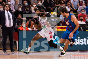 2022-02-01 - Corey Walden of Bayern Munich in action against Nico Laprovittola of FC Barcelona during the Turkish Airlines EuroLeague basketball match between FC Barcelona and FC Bayern Munich on February 1, 2022 at Palau Blaugrana in Barcelona, Spain - FC BARCELONA VS FC BAYERN MUNICH - EUROLEAGUE - BASKETBALL