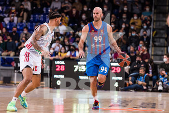 2022-02-01 - Nick Calathes of FC Barcelona and Nick Weiler-Babb of Bayern Munich during the Turkish Airlines EuroLeague basketball match between FC Barcelona and FC Bayern Munich on February 1, 2022 at Palau Blaugrana in Barcelona, Spain - FC BARCELONA VS FC BAYERN MUNICH - EUROLEAGUE - BASKETBALL