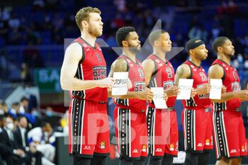 2022-03-10 - AX Armani Exchange Milan team before the tip off showing special message against war in Ukraine - REAL MADRID BALONCESTO VS A|X ARMANI EXCHANGE MILANO - EUROLEAGUE - BASKETBALL