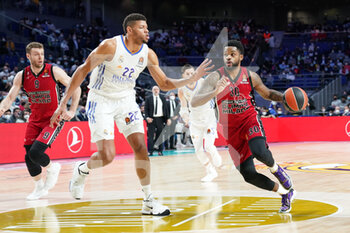 2022-03-10 - Troy Daniels (AX Armani Exchange Milan) thwarted by Walter Tavares (Real Madrid) - REAL MADRID BALONCESTO VS A|X ARMANI EXCHANGE MILANO - EUROLEAGUE - BASKETBALL