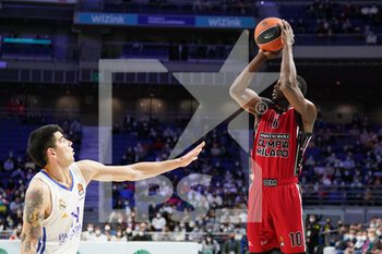 2022-03-10 - Jerian Grant (AX Armani Exchange Milan) thwarted by  Gabriel Deck (Real Madrid) - REAL MADRID BALONCESTO VS A|X ARMANI EXCHANGE MILANO - EUROLEAGUE - BASKETBALL