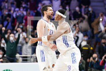 2022-03-10 -  Sergio Llull (Real Madrid) left and Guerschon Yabusele  (Real Madrid) right celebrating - REAL MADRID BALONCESTO VS A|X ARMANI EXCHANGE MILANO - EUROLEAGUE - BASKETBALL
