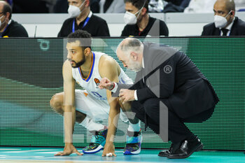 2022-03-17 - Pablo Laso, head coach of Real Madrid talks with Adam Hanga of Real Madrid during the Turkish Airlines Euroleague basketball match between Real Madrid and Asvel Lyon-Villeurbanne on march 17, 2022 at Wizink Center in Madrid, Spain - REAL MADRID AND VS LYON-VILLEURBANNE - EUROLEAGUE - BASKETBALL