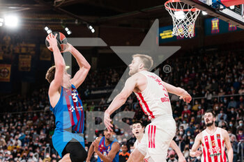2022-03-18 - Rokas Jokubaitis of FC Barcelona in action against Nate Wolters of Crvena Zvezda during the Turkish Airlines EuroLeague basketball match between FC Barcelona and Crvena Zvezda mts Belgrade on March 18, 2022 at Palau Blaugrana in Barcelona, Spain - FC BARCELONA VS CRVENA ZVEZDA MTS BELGRADE - EUROLEAGUE - BASKETBALL