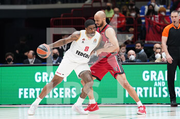 2022-03-31 - Dwayne Bacon (AS Monaco Basket) twharted by Shavon Shields (AX Armani Exchange Olimpia Milano) - A|X ARMANI EXCHANGE MILANO VS AS MONACO - EUROLEAGUE - BASKETBALL