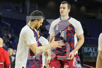 2022-04-08 - Gavin Schilling and Paul Zipser of Bayern Munich warm up during the Turkish Airlines Euroleague basketball match between Real Madrid and Bayern Munich on April 8, 2022 at Wizink Center in Madrid, Spain - REAL MADRID VS BAYERN MUNICH - EUROLEAGUE - BASKETBALL