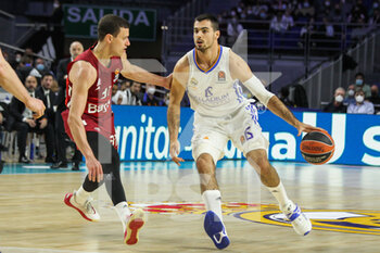 2022-04-08 - Zan Mark Sisko of FC Bayern Munich and Alberto Abalde of Real Madrid during the Turkish Airlines Euroleague basketball match between Real Madrid and Bayern Munich on April 8, 2022 at Wizink Center in Madrid, Spain - REAL MADRID VS BAYERN MUNICH - EUROLEAGUE - BASKETBALL