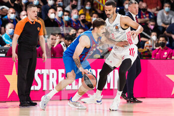 2022-04-19 - Nico Laprovittola of FC Barcelona competes with Nick Weiler-Babb of FC Bayern Munich during the Turkish Airlines EuroLeague basketball match Play Off Game 1 between FC Barcelona and FC Bayern Munich on April 19, 2022 at Palau Blaugrana in Barcelona, Spain - PLAY OFF GAME 1 - FC BARCELONA VS FC BAYERN MUNICH - EUROLEAGUE - BASKETBALL