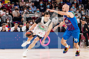 2022-04-19 - Vladmir Lucic of FC Bayern Munich in action against Nick Calathes of FC Barcelona during the Turkish Airlines EuroLeague basketball match Play Off Game 1 between FC Barcelona and FC Bayern Munich on April 19, 2022 at Palau Blaugrana in Barcelona, Spain - PLAY OFF GAME 1 - FC BARCELONA VS FC BAYERN MUNICH - EUROLEAGUE - BASKETBALL