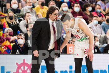 2022-04-19 - Andrea Trinchieri, Head coach of FC Bayern Munich speaks with Zan Mark Sisko during the Turkish Airlines EuroLeague basketball match Play Off Game 1 between FC Barcelona and FC Bayern Munich on April 19, 2022 at Palau Blaugrana in Barcelona, Spain - PLAY OFF GAME 1 - FC BARCELONA VS FC BAYERN MUNICH - EUROLEAGUE - BASKETBALL