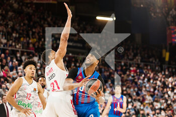 2022-04-19 - Brandon Davies of FC Barcelona and Augustine Rubit of FC Bayern Munich during the Turkish Airlines EuroLeague basketball match Play Off Game 1 between FC Barcelona and FC Bayern Munich on April 19, 2022 at Palau Blaugrana in Barcelona, Spain - PLAY OFF GAME 1 - FC BARCELONA VS FC BAYERN MUNICH - EUROLEAGUE - BASKETBALL