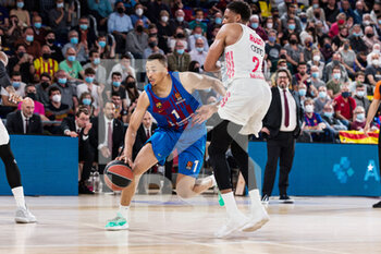 2022-04-19 - Dante Exum of FC Barcelona and Augustine Rubit of FC Bayern Munich during the Turkish Airlines EuroLeague basketball match Play Off Game 1 between FC Barcelona and FC Bayern Munich on April 19, 2022 at Palau Blaugrana in Barcelona, Spain - PLAY OFF GAME 1 - FC BARCELONA VS FC BAYERN MUNICH - EUROLEAGUE - BASKETBALL