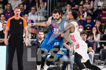 2022-05-03 - Nikola Mirotic of FC Barcelona in action against Deshaun Thomas of FC Bayern Munich during the Turkish Airlines EuroLeague Play Off Game 5 basketball match between FC Barcelona and FC Bayern Munich on May 3, 2022 at Palau Blaugrana in Barcelona, Spain - PLAY OFF GAME 5 - FC BARCELONA VS FC BAYERN MUNICH - EUROLEAGUE - BASKETBALL