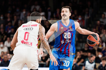 2022-05-03 - Nico Laprovittola of FC Barcelona, Nick Weiler-Babb of FC Bayern Munich during the Turkish Airlines EuroLeague Play Off Game 5 basketball match between FC Barcelona and FC Bayern Munich on May 3, 2022 at Palau Blaugrana in Barcelona, Spain - PLAY OFF GAME 5 - FC BARCELONA VS FC BAYERN MUNICH - EUROLEAGUE - BASKETBALL