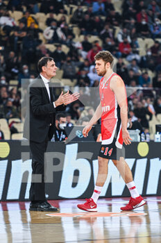 2022-02-24 - Georgios Bartzokas, Head Coach of Olympiacos BC with Sasha Vezenkov during the Turkish Airlines EuroLeague Round 27 basketball match between Olympiacos BC and Ax Armani Exchange Milano on Feb 24, 2022 at Peace and Friendship Stadium in Athens, Greece - OLYMPIACOS VS AX ARMANI EXCHANGE MILANO - EUROLEAGUE - BASKETBALL