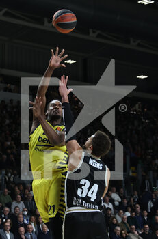 2022-12-30 - Dyshawn Pierre (Fenerbahce Beko Istanbul) thwarted by Kyle Weems (Segafredo Virtus Bologna) during the Euroleague basketball championship match Segafredo Virtus Bologna Vs. Fenerbahce Beko Istanbul - Bologna, December 30, 2022 at Segafredo Arena - VIRTUS SEGAFREDO BOLOGNA VS FENERBAHCE BEKO ISTANBUL - EUROLEAGUE - BASKETBALL