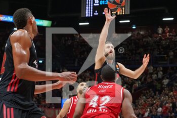 2022-11-03 - Chacho Rodriguez (Real Madrid) thwarted by Kyle Hines (EA7 Emporio Armani Olimpia Milano)  - EA7 EMPORIO ARMANI MILANO VS REAL MADRID - EUROLEAGUE - BASKETBALL