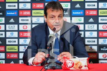 2022-11-22 - Ergin Ataman, head coach Anadolu Efes Istanbul  - EA7 EMPORIO ARMANI MILANO VS ANADOLU EFES - EUROLEAGUE - BASKETBALL