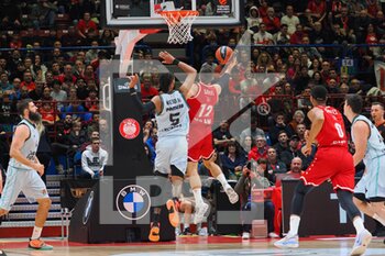 2022-12-29 - Billy Baron (EA7 Emporio Armani Olimpia Milano) thwarted by James Webb III (Valencia Basket)  - EA7 EMPORIO ARMANI MILANO VS VALENCIA BASKET - EUROLEAGUE - BASKETBALL