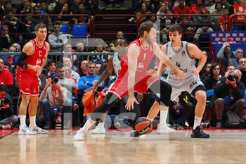 2022-12-29 - Nicolò Melli (EA7 Emporio Armani Olimpia Milano) thwarted by Jaime Pradilla (Valencia Basket)  - EA7 EMPORIO ARMANI MILANO VS VALENCIA BASKET - EUROLEAGUE - BASKETBALL