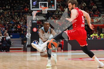 2022-12-29 - Jared Harper (Valencia Basket) thwarted by Nicolò Melli (EA7 Emporio Armani Olimpia Milano)  - EA7 EMPORIO ARMANI MILANO VS VALENCIA BASKET - EUROLEAGUE - BASKETBALL