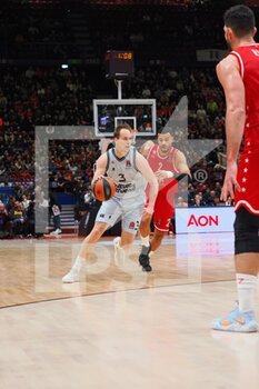 2022-12-29 - Klemen Prepelic (Valencia Basket) thwarted by Timothè Luwawu-Cabarrot (EA7 Emporio Armani Olimpia Milano)  - EA7 EMPORIO ARMANI MILANO VS VALENCIA BASKET - EUROLEAGUE - BASKETBALL