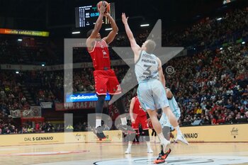 2022-12-29 - Devon Hall (EA7 Emporio Armani Olimpia Milano) thwarted by Klemen Prepelic (Valencia Basket)  - EA7 EMPORIO ARMANI MILANO VS VALENCIA BASKET - EUROLEAGUE - BASKETBALL