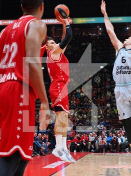 2022-12-29 - Billy Baron (EA7 Emporio Armani Olimpia Milano) 3 points shoot thwarted by Xabi Lopez-Arostegui (Valencia Basket)  - EA7 EMPORIO ARMANI MILANO VS VALENCIA BASKET - EUROLEAGUE - BASKETBALL