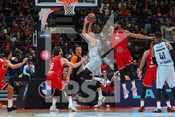 2022-12-29 - Guillem Ferrando (Valencia Basket) thwarted by Brandon Davies (EA7 Emporio Armani Olimpia Milano)  - EA7 EMPORIO ARMANI MILANO VS VALENCIA BASKET - EUROLEAGUE - BASKETBALL