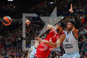 2022-12-29 - Brandon Davies (EA7 Emporio Armani Olimpia Milano) thwarted by Jasvel Rivero (Valencia Basket)  - EA7 EMPORIO ARMANI MILANO VS VALENCIA BASKET - EUROLEAGUE - BASKETBALL