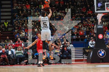 2022-12-29 - James Webb III (Valencia Basket) 3 points shoot  - EA7 EMPORIO ARMANI MILANO VS VALENCIA BASKET - EUROLEAGUE - BASKETBALL