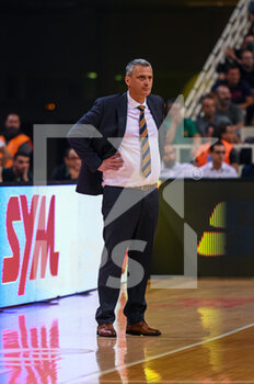 06/10/2022 - Dejan Radonjic head coach of Panathinaikos Athens BC in action during the Turkish Airlines Euroleague Basketball match between Panathinaikos BC and Real Madrid at OAKA ALTION Arena on October 6, 2022 in Athens, Greece. - PANATHINAIKOS VS REAL MADRID - EUROLEAGUE - BASKET