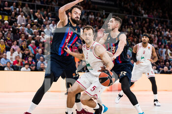 2022-10-28 - Kevin Pangos of EA7 Emporio Armani Milan in action against Serta Sanli of FC Barcelona during the Turkish Airlines EuroLeague basketball match between FC Barcelona and EA7 Emporio Armani Milan on October 28, 2022 at Palau Blaugrana in Barcelona, Spain - BASKETBALL - EUROLEAGUE - FC BARCELONA V MILAN - EUROLEAGUE - BASKETBALL