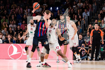 2022-10-28 - Jan Vesely of FC Barcelona in action against Kyle Hines of EA7 Emporio Armani Milan during the Turkish Airlines EuroLeague basketball match between FC Barcelona and EA7 Emporio Armani Milan on October 28, 2022 at Palau Blaugrana in Barcelona, Spain - BASKETBALL - EUROLEAGUE - FC BARCELONA V MILAN - EUROLEAGUE - BASKETBALL