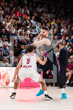 2022-10-28 - Tomas Satoransky of FC Barcelona in action against Kevin Pangos of EA7 Emporio Armani Milan during the Turkish Airlines EuroLeague basketball match between FC Barcelona and EA7 Emporio Armani Milan on October 28, 2022 at Palau Blaugrana in Barcelona, Spain - BASKETBALL - EUROLEAGUE - FC BARCELONA V MILAN - EUROLEAGUE - BASKETBALL